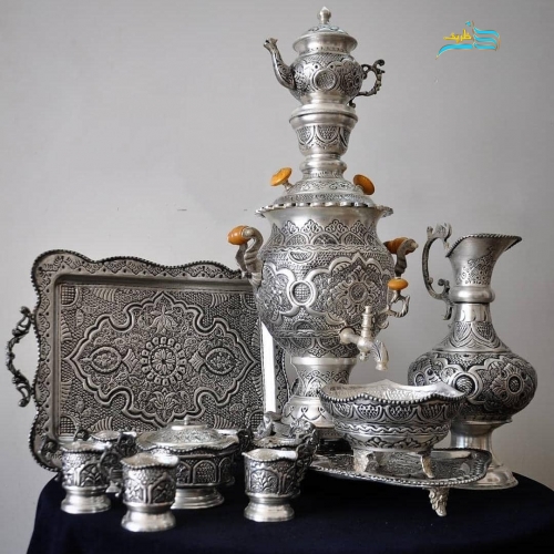 خرید، قیمت و مشخصات سرویس سماور ٣.٥ لیتری و چایخوری برنجی روکش نقره، قلم دست اعلاء اثر استاد نقیان | هنرظریف