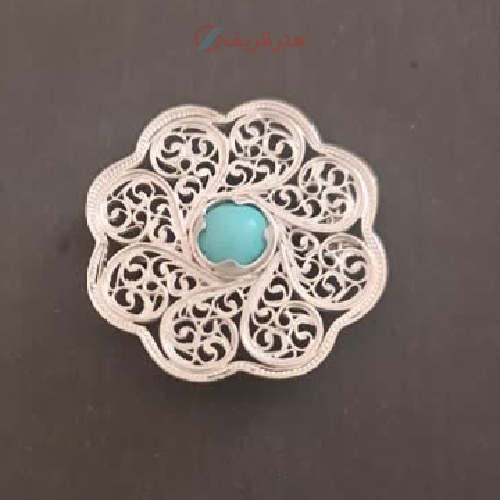 خرید، قیمت و مشخصات سنجاق یقه ملیله کاری شده با سنگ فیروزه و بدنه ی نقره با طراحی شیک و بی نظیر - هنرظریف