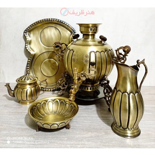 خرید، قیمت و مشخصات سرویس 5 پارچه سماور ذغالی، 3 پایه طرح روس برنجی، 6 لیتر، دارای مهر روسی در درب و بدنه ارزان و با کیفیت _ هنرظریف