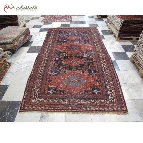 خرید آنلاین، فرش دستبافت لرستان کد 39706 بافته شده با الیاف طبیعی، طرح 4 ترنج با زمینه سرمه ای و حاشیه های کرم بافته شده دارای ضمانت، زیر قیمت بازار | هنرظریف