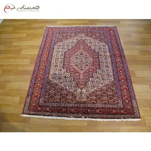 خرید آنلاین، فرش دستبافت سنندج ( نوبافت )، کد 40120 در طرح لچک و ترنج با نقشه بی نظیر و زمینه کرم و حاشیه ی لاکی، دارای ضمانت، زیر قیمت بازار | هنرظریف