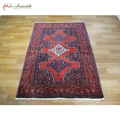خرید آنلاین، فرش دستبافت سنندج کد 40101 در طرح 3 ترنج با رنگ زمینه و حاشیه های لاکی، زیر قیمت بازار | هنرظریف