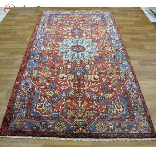 خرید آنلاین، فرش دستبافت همدان طرح لچک و ترنج کد 40039 سایز میانه، رنگ زمینه لاکی و حاشیه آبی بی نظیر، زیر قیمت بازار | هنرظریف