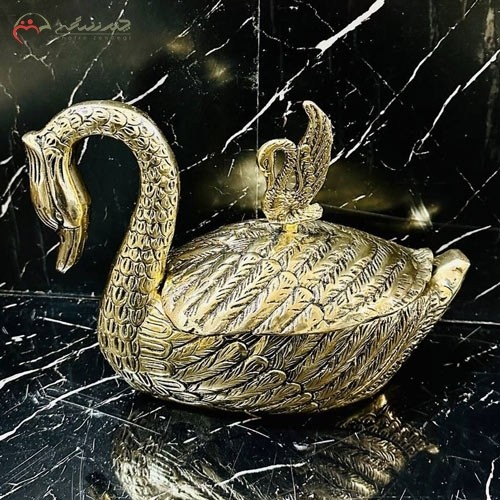 خرید آنلاین، ظرف شکلات خوری خوش ساخت برنزی با طرح قو، در دار، رنگ طلایی، چشم نواز، با قیمت بسیار مناسب | هنرظریف