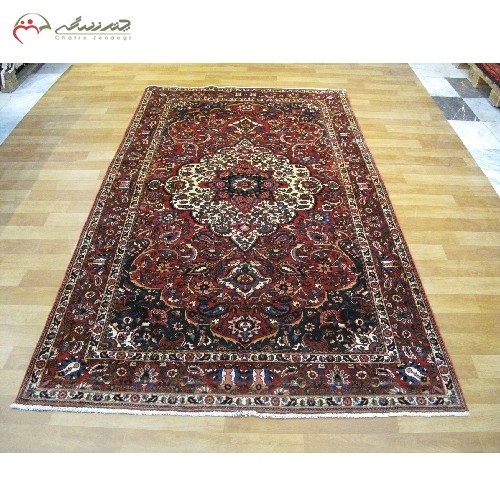 خرید آنلاین، فرش دستبافت بختیاری کد 39285 با الیاف اعلاء، زمینه لچک و ترنج با رنگ لاکی، چشم نواز، به قمیت مناسب | هرظریف