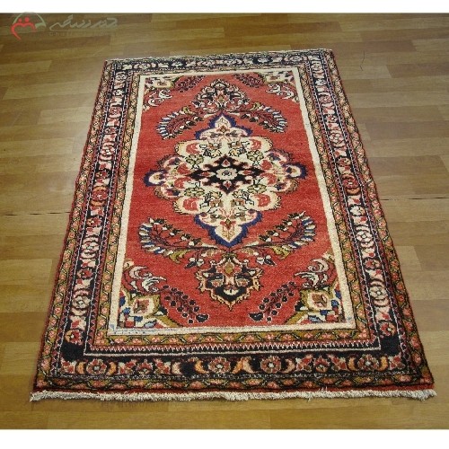 خرید آنلاین، فرش دستبافت لیلیان کد 40023 طرح لچک و ترنج بافته شده با الیاف رنگ ثابت، رنگ زمینه لاکی و حاشیه سرمه ای، زیر قیمت بازار | هنرظریف