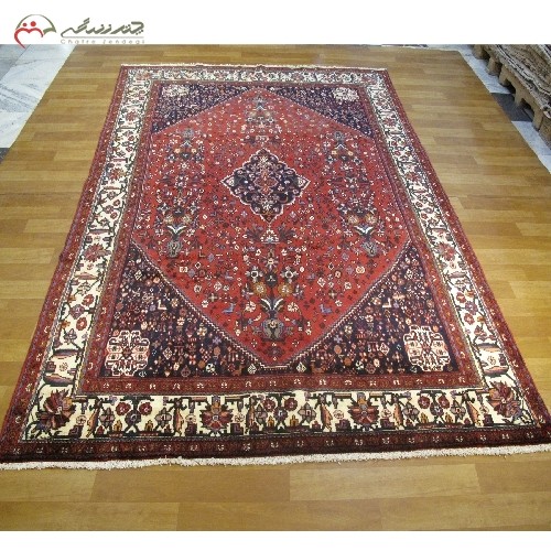 خرید آنلاین، فرش دستبافت آباده کد 39320 با نقشه تماشایی، طرح لچک و ترنج با زمینه لاکی و حاشیه کرم، زیر قیمت بازار | هنرظریف