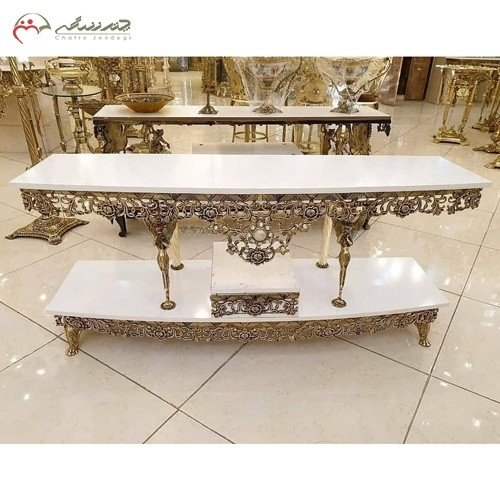 خرید آنلاین، میز تلویزیون تسمه برنزی با صفحه سفید ام دی اف، طرح برجسسته گل سرخ، بسیار شکیل، زیر قیمت بازار | هنرظریف