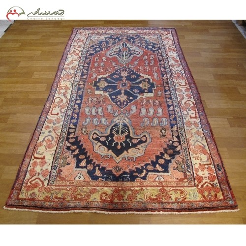 خرید آنلاین، فرش قدیم دستبافت 60 ساله بیجار کد 40017 رنگ زمینه لاکی و حاشیه ی سرمه ای، طرح ترنج و ماهی، زیر قیمت بازار | هنرظریف