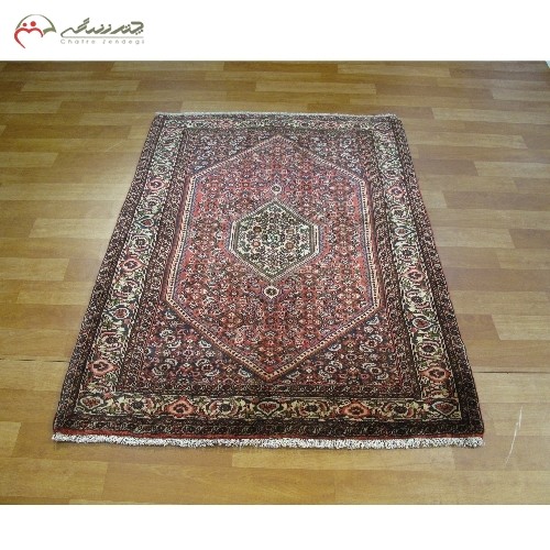 خرید آنلاین، فرش دستبافت بیجار کد 39484 با تراکم بالا، در طرح ترنج و ماهی، رنگ زمینه لاکی و حاشیه کرم، زیر قیمت بازار | هنرظریف