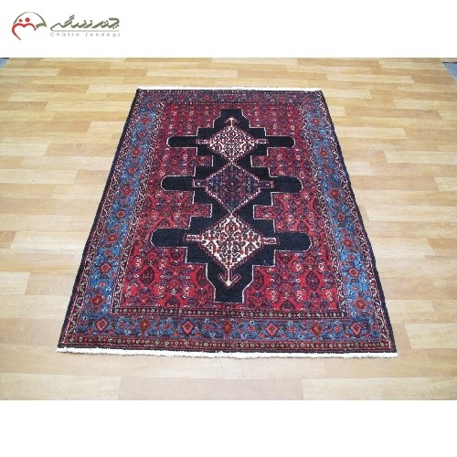 خرید آنلاین، فرش دستبافت سنندج کد 40103 بافته شده با الیاف طبیعی، نقشه 3 ترنج و رنگ زمینه سرمه ای و حاشیه های آبی، زیر قیمت بازار | هنرظریف