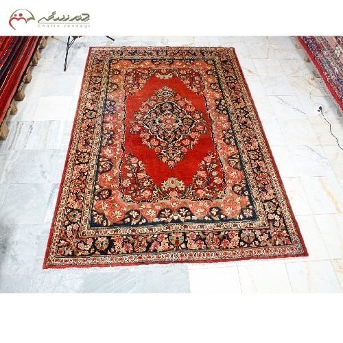 خرید آنللاین، فرش دستبافت اراک کد 39752 در لچک و ترنج بافته شده با الیاف رنگ ثابت، رنگ زمینه ی لاکی و حاشیه های سرمه ای، زیر قیمت بازار | هنرظریف