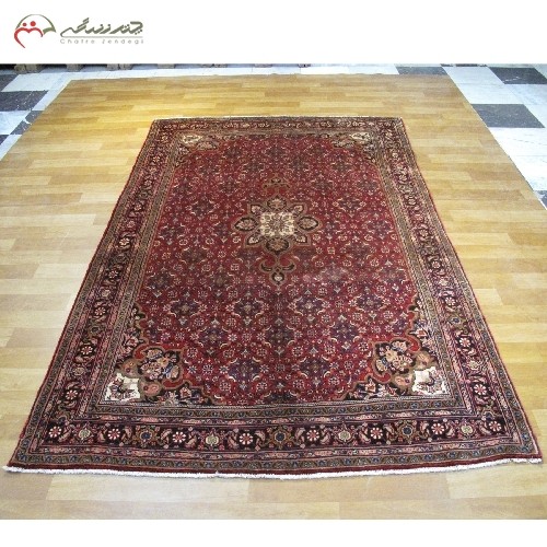 خرید آنلاین، فرش دستبافت بیجار کد 39849 با طرح ماهی ترنج، رنگ زمینه ی لاکی و حاشیه سرمه ای، دارای گارانتی، زیر قیمت بازار | هنرظریف