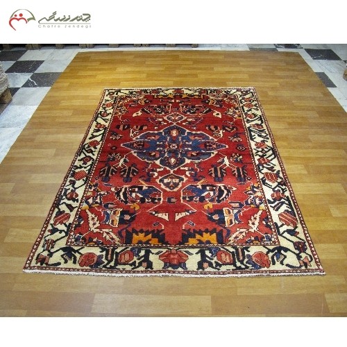خرید آنلاین، فرش دستبافت بختیار کد 39302 با نقشه بی نظیر در طرح لچک و ترنج با زمینه لاکی و حاشیه کرم، زیر قیمت بازار | هنرظریف