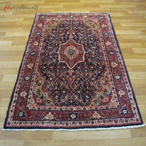 خرید آنلاین، فرش دستبافت سنقر در طرح ماهی و ترنج بافته شده با الیاف طبیعی کد 39981 با زمینه ی سرمه ای و حاشیه های لاکی، زیر قیمت بازار | هنرظریف
