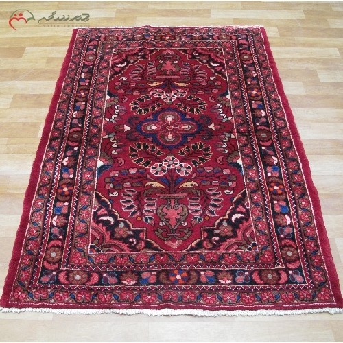 خرید آنلاین، فرش دستبافت لیلیان با نقشه قدیمی کد 40031 طرح لچک و ترنج، زمینه لاکی و حاشیه ی سرمه ای، زیر قیمت بازار | هنرظریف