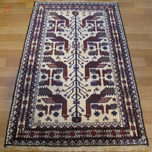 خرید آنلاین، فرش دستبافت بلوچستان کد 39837 طرح نقشه ی مرغی با زمینه و حاشیه ی کرمی، بافتی همراه با ظرافت، با قیمت مناسب | هنرظریف