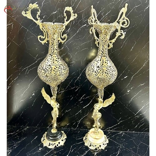 خرید آنلاین، گلدان شیک برنزی در طرح فرشته بالدار ایستاده با پایه های سنگی سه گوش، دسته دار و پرنقش، با قیمت مناسب | هنرظریف
