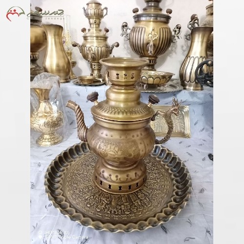 خرید آنلاین، کتری برنجی با قلمزنی شکاری همراه سینی در دو طرح استوانه و عدسی، دسته های گوزنی، با قیمت مناسب | هنرظریف