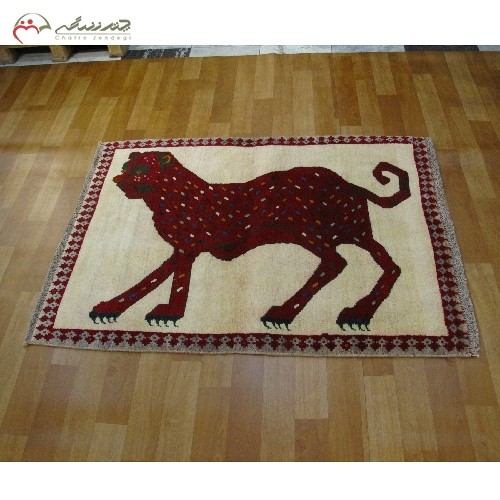 خرید آنلاین، فرش دستبافت و نو بافت گبه کد 39966 در طرح شیر با درخشندگی بالا، رنگ کرم و حاشیه های لاکی، زیر قیمت بازار | هنرظریف