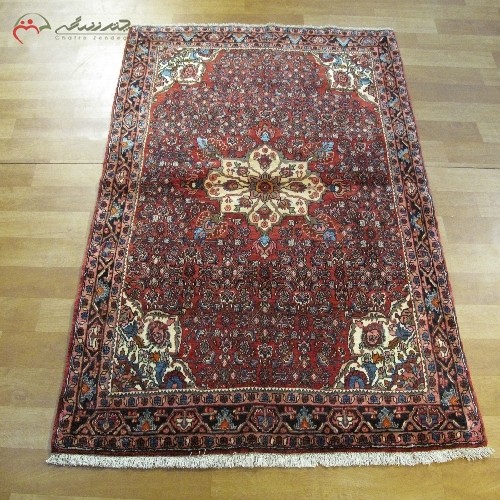 خرید آنلاین، فرش زیبای دستبافت بیجار کد 38992 با رنگ زمینه لاکی و حاشیه های پر نقش و نگار، زیر قیمت بازار | هنرظریف