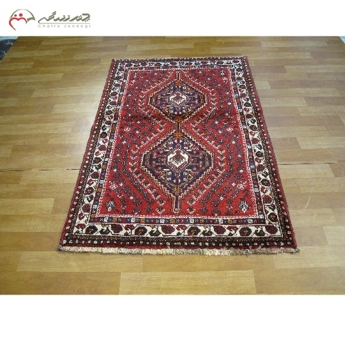 خرید آنلاین، فرش دستبافت شیراز کد 39791 با نقشه ی زیبای 2 ترنج با رنگ زمینه ی لاکی و حاشیه کرمی، با قیمت عالی | هنرظریف
