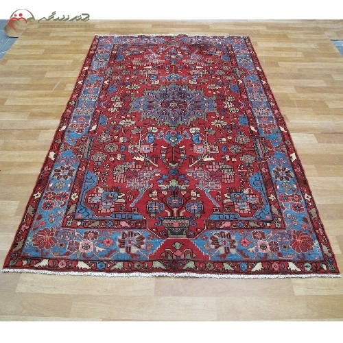خرید آنلاین، فرش دستبافت نهاوند با زمینه ی لچک و ترنج کد 39974، رنگ زمینه لاکی و حاشیه های آبی همراه گارانتی، با قیمت مناسب | هنرظریف