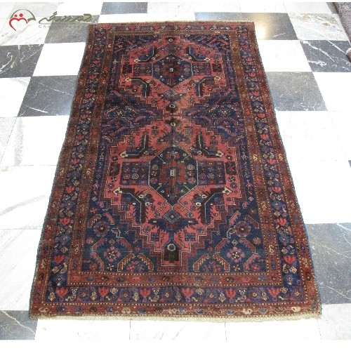 خرید آنلاین، قالیچه کلاسیک روس کد 39575 بانقشه زیبا و چشم نواز ترنج و رنگ زمینه و حاشیه ی سرمه ای، با قیمت مناسب | هنرظریف