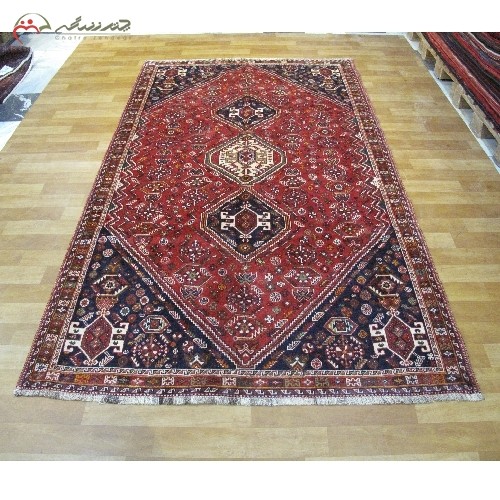 خرید آنلاین، فرش دستبافت شیراز کد 39244 دارای الیاف طبیعی، طرح لچک و ترنج با رنگ زمینه لاکی و حاشیه سرمه ای، با قیمت مناسب | هنرظریف