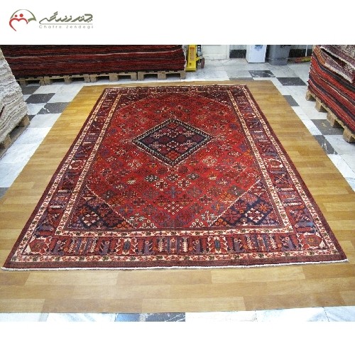 خرید آنلاین، فرش دستبافت میمه کد 39307 با تقارن رنگ در طرح لچک و ترنج،زمینه لاکی و نخ درجه یک، زیر قیمت بازار | هنرظریف