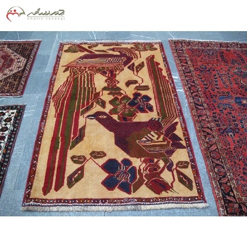 خرید آنلاین، فرش دستبافت شیراز کد 40047 در طرح چشم نواز طاووس با رنگ زمینه ی کرم و حاشیه های لاکی، دارای گارانتی، زیر قیمت بازار | هنرظریف
