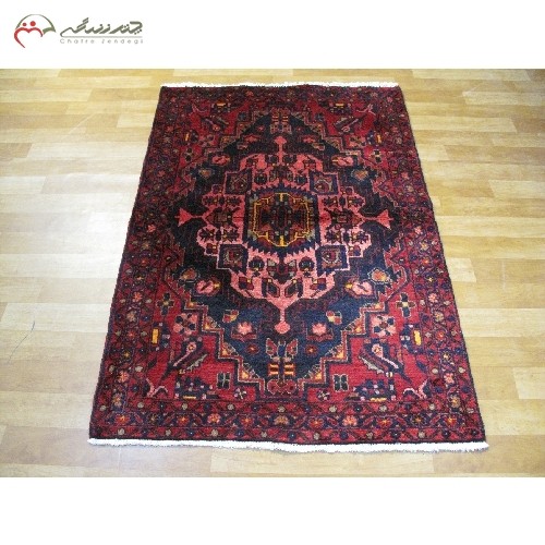 خرید آنلاین، فرش دستبافت بروجرد کد 40054 در طرح شکیل لچک و ترنج با حاشیه و زمینه ی سرمه ای، تقارن رنگ بی نظیر با ضمانت نامه، با قمیت مناسب | هنرظریف