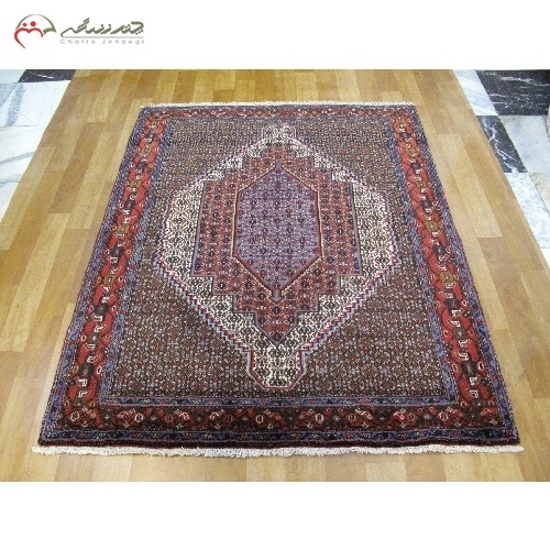 خرید آنلاین، قالیچه ی دستبافت سنندج کد 40130 سایز ذرع و نیم با نقشه اعلاء در طرح لچک و ترنج، زمینه لاکی و حاشیه کرمی، با قیمت مناسب | هنرظریف