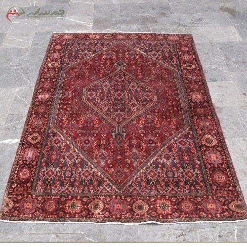 خرید آنلاین، فرش دست بافت زنجان کد 39134 با الیاف طبیعی،طرح لچک و ترنج، زمینه لاکی و حاشیه سرمه ای با ضمانت، زیر قیمت بازار | هنرظریف
