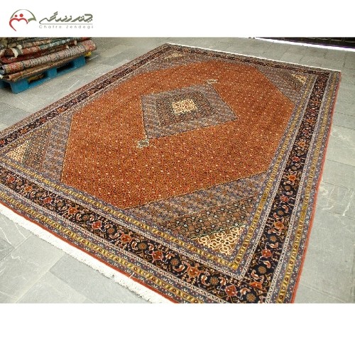 خرید آنلاین، فرش دستبافت اردبیل کد 39749 در طرح شکیل طرح ترنج و ماهی، رنگ زمینه رناسی و حاشیه ی سرمه ای بافته شده با الیاف طبیعی، زیر قیمت بازار | هنرظریف