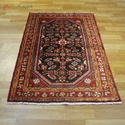 خرید آنلاین، فرش دستبافت لیلیان کد با نقشه ماهی و ترنجی و بافت ظریف 40018، رنگ زمینه مشکی و حاشیه لاکی، بسیار چشم نواز و درخشان، زیر قیمت بازار | هنرظریف