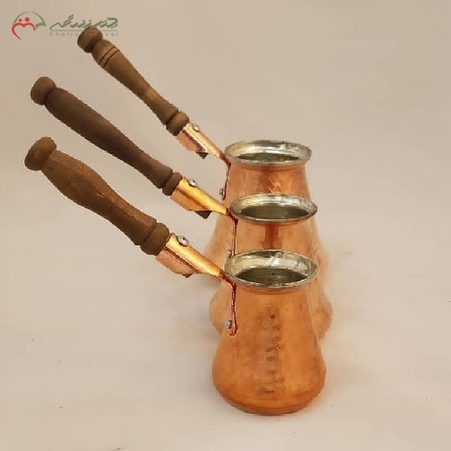 خرید، قیمت و مشخصاتقهوه جوش های مسی در ابعاد مختلف با بدنه ی سفید کاری شده و دسته های چوبی، طراحی سنتی، زیر قیمت بازار | هنرظریف