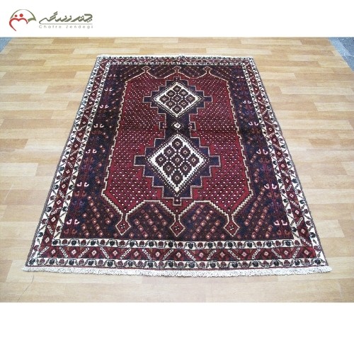 خرید آنلاین، فرش دستبافت سیرجان کد 39715 در طرح بی نظیر 2 ترنج با زمینه و حاشیه های لاکی، دارای ضمانت نامه، زیر قیمت بازار | هنرظریف