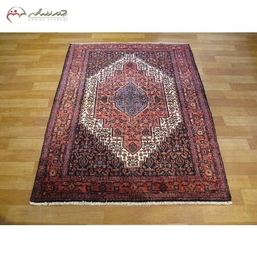 خرید آنلاین، قالیچه ی دستبافت سنندج کد 40107 با نقشه فوق العاده و رنگ زمینه ی کرم و حاشیه های لاکی، زیر قیمت بازار | هنرظریف