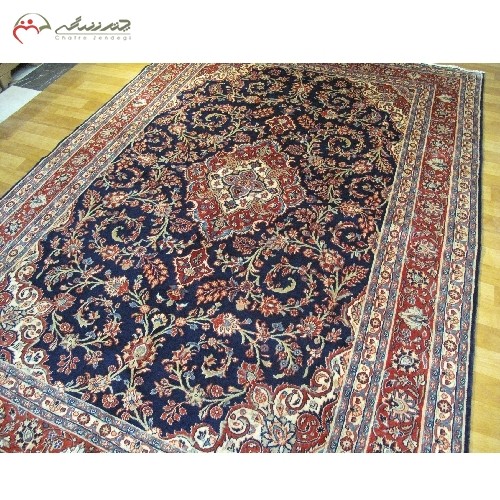 خرید آنلاین، فرش دستبافت همدان کد 39315 با طرح زیبای ترنج و لچک زمینه سرمه ای، رنگ ثابت و با دوام، با قمیت مناسب | هنرظریف