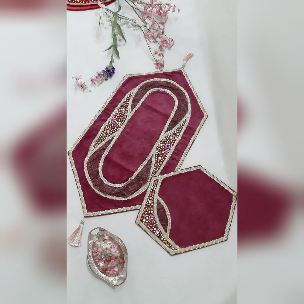 خرید، قیمت و مشخصات ست سه تکه مخمل سنگ دوزی و نواردوزی شامل یک رومیزی جلو مبلی و دو تا عسلی | هنرظریف