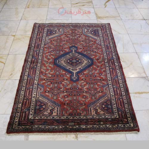 فرش دستباف اسد آباد همدان طرح لچک و ترنج سایز ذرع و نيم رنگ زمینه لاكي رنگ حاشیه سرمه اي کد ۳۸۰۷۵