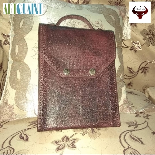 کیف یکطرفه چرمی، حکاکی شده و دست رنگ، سیار مقاوم و بادوام