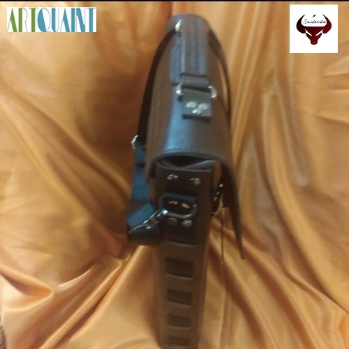 کیف چرمی مردانه یکطرفه دستدوز با استفاده از نخ ایتالیایی و چرم گاوی طبیعی