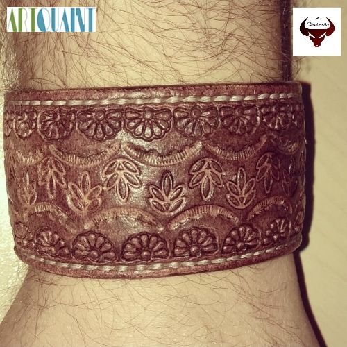 دستبند حکاکی شده چرمی با رویه چرم بزی طبیعی و آستر چرم هورس گاوی