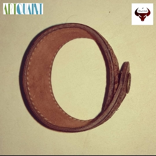 دستبند حکاکی شده چرمی با رویه چرم بزی طبیعی و آستر چرم هورس گاوی