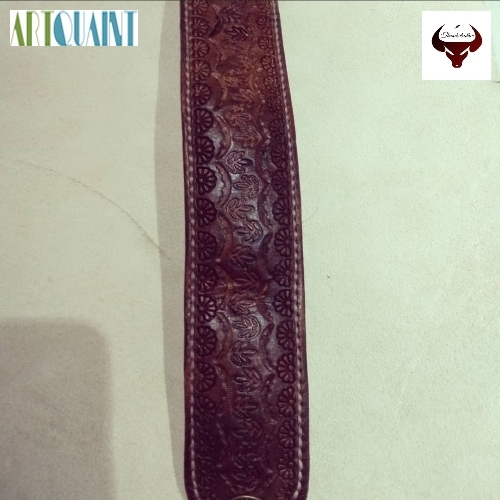دستبند حکاکی شده چرمی با رویه چرم بزی طبیعی و آستر چرم هورس گاوی