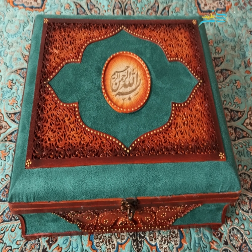 جعبه قرآن وزیری چرم، اشبالت و جیر رنگ زرشکی با قرآن گلاسه