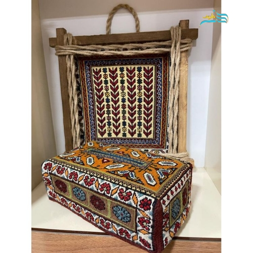 جلد دستمال  و تابلو گلیمی دستباف سیرجان مناسب روی میز و کنار مبل با رنگ طبیعی درجه 1