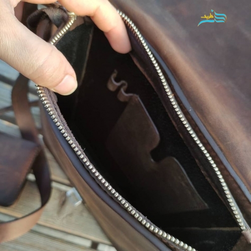 کیف دوشی مردانه دست دوز و دستساز، تهیه شده با چرم بی نظیر کریزی هورس